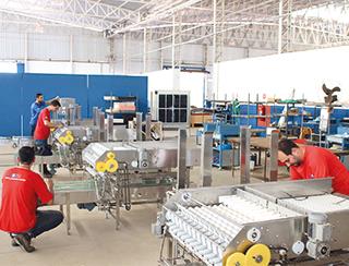 Incubatório Ad`oro e Granja Bela Vista participam de treinamento na fábrica