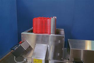 Plastic tray de-stacker